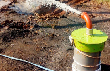 Bomba de agua instalada en un pozo perforado en Misiones