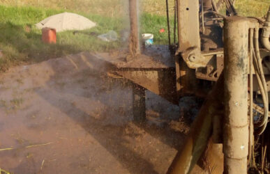 Equipo de El Pimpollo Perforaciones trabajando en un pozo de agua